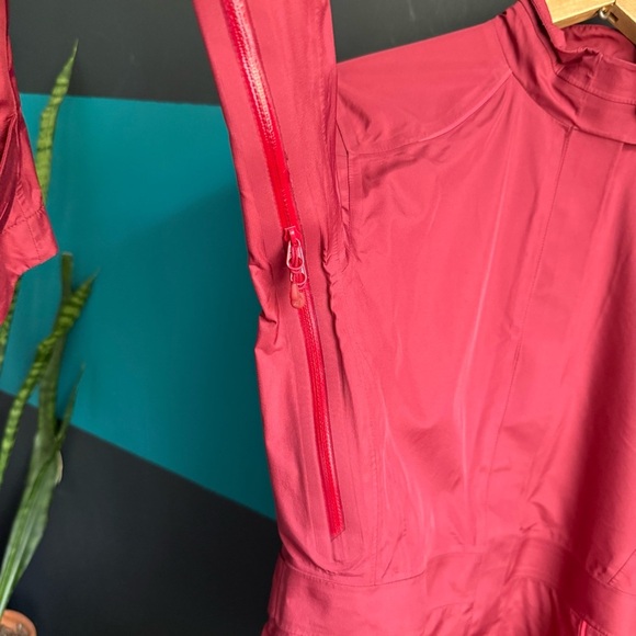 MEC Women's waterproof jacket size 4 - Picture 4 of 15